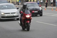 Минтранс рассмотрит идею разрешить мотоциклистам ездить по выделенной полосе