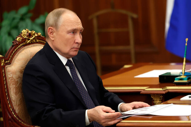Путин попросил доложить о мерах поддержки семьям погибших в Старобельске