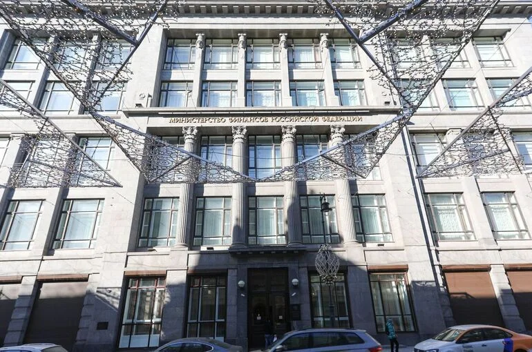 Минфин в июне закупит золото и валюту на 208 млрд рублей