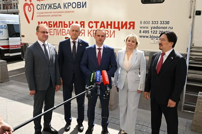 Депутаты Госдумы сдали кровь в рамках донорской акции