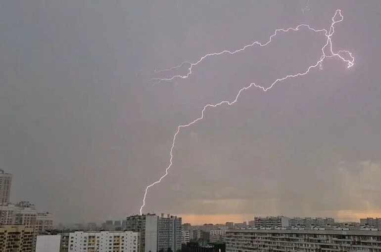 Москвичей предупредили о ливнях с грозами на выходных