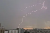 Москвичей предупредили о ливнях с грозами на выходных