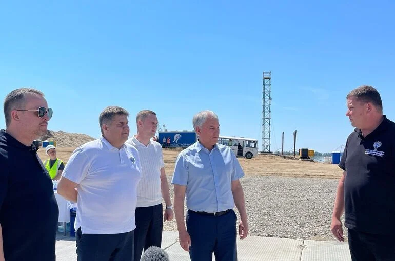 В Саратове началась надвижка первого пролета строящегося мостового перехода