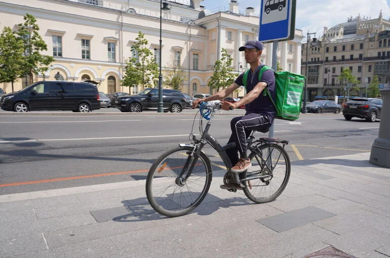 Эксперт по рынку труда объяснил высокие зарплаты курьеров