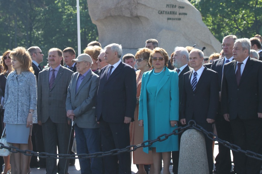 Спикер Совета Федерации возложила цветы к подножию памятника основателю города