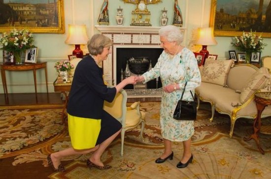 Елизавета II назначила Терезу Мэй британским премьером