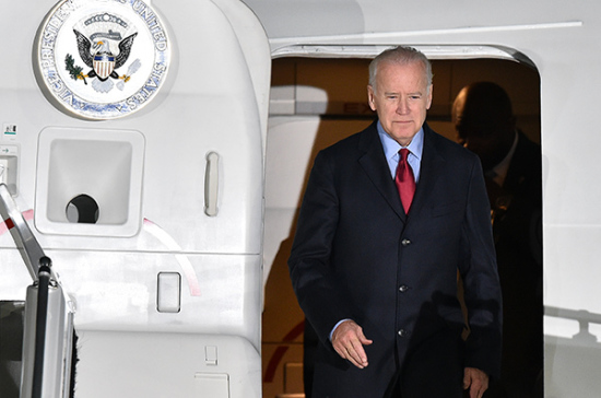 Байден решил защитить Яценюка от отставки