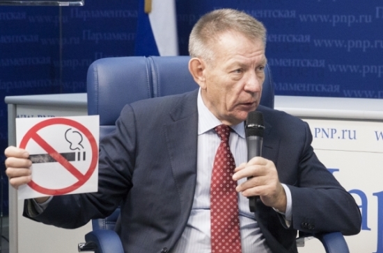 Россиянам не стоит ждать скорого возврата курилок в аэропортах, заявили в Госдуме