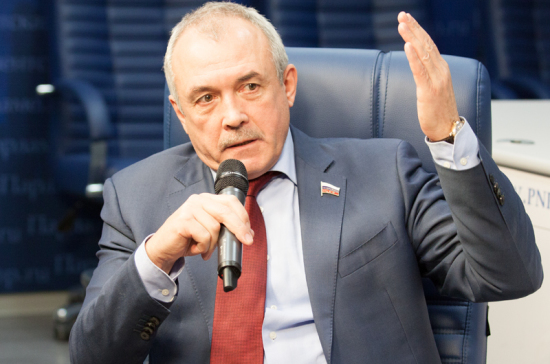 Депутат Михаил Брячак раскритиковал идею платных парковок