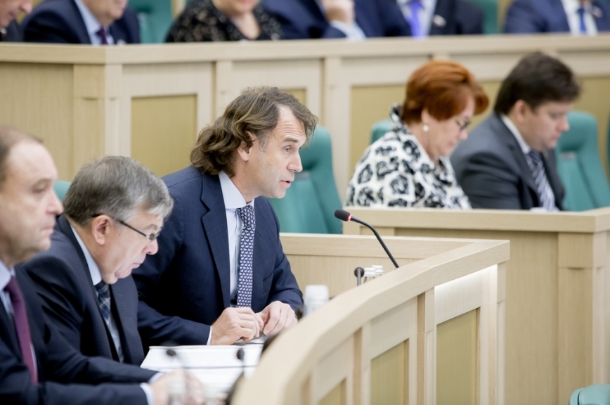 Сенатор Лисовский предложил распространить продуктовые санкции России на мясные консервы