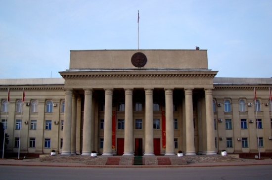 Киргизские парламентарии отказались от служебных автомашин и водителей
