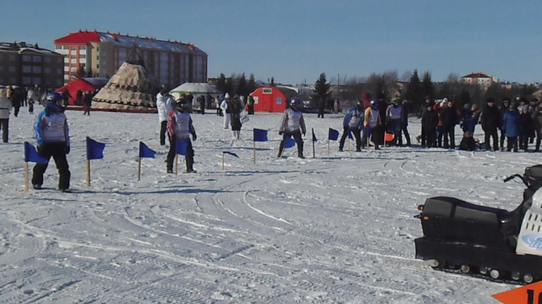 Гонки проходят на окраине нового спального района, построенного для переселенцев из ветхого и аварийного жиля