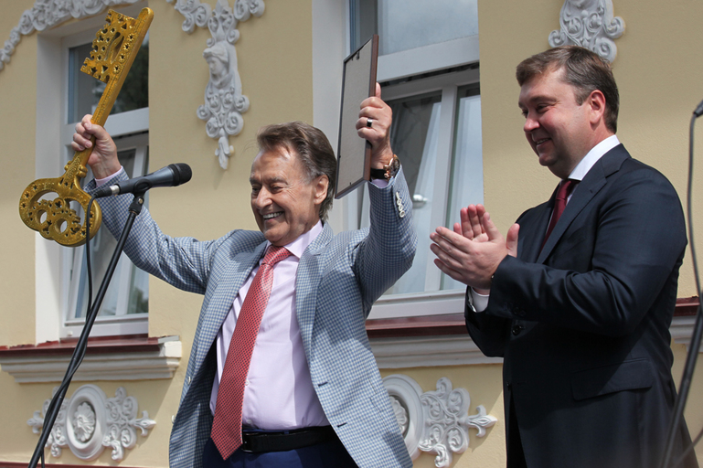 Небольшой особняк жёлтого цвета в историческом центре города передан поэтам городской администрацией аккурат к 85-летию автора идеи и первого директора Дома поэзии, поэта Андрея Дементьева, родившегося в Твери. Торжественная церемония открытия. Поэт Андре