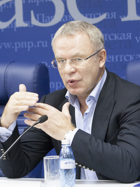 Первый заместитель Председателя Комитета Совета Федерации по социальной политике Вячеслав Фетисов