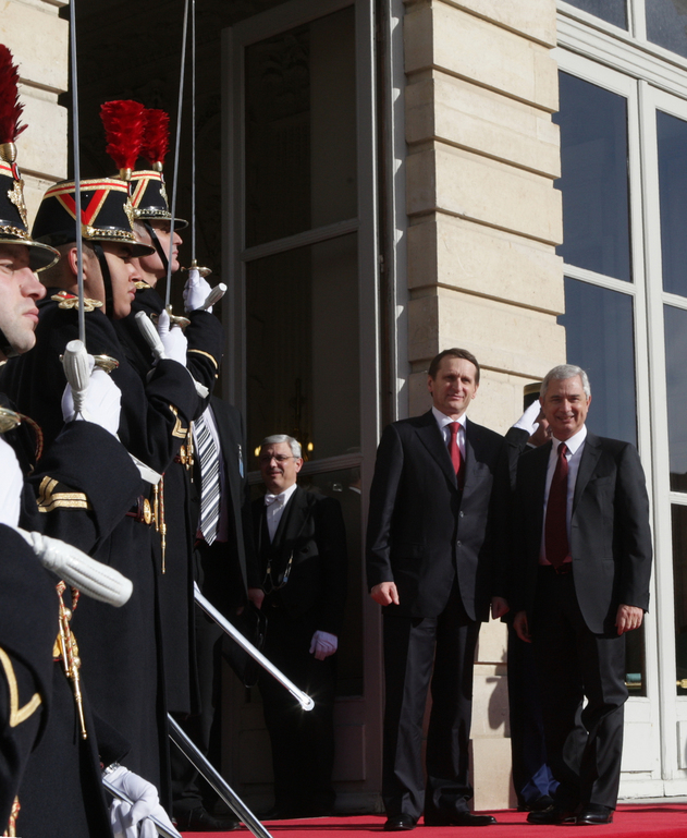 Председатель Национального Собрания Франции Клод Бартолон и Сергей Нарышкин на крыльце французского Парламента