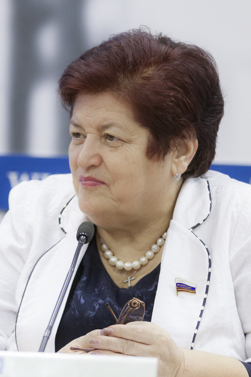 Заместитель председателя Комитета Совета Федерации по социальной политике, заслуженный деятель науки РФ, заслуженный врач РФ, профессор Людмила Козлова