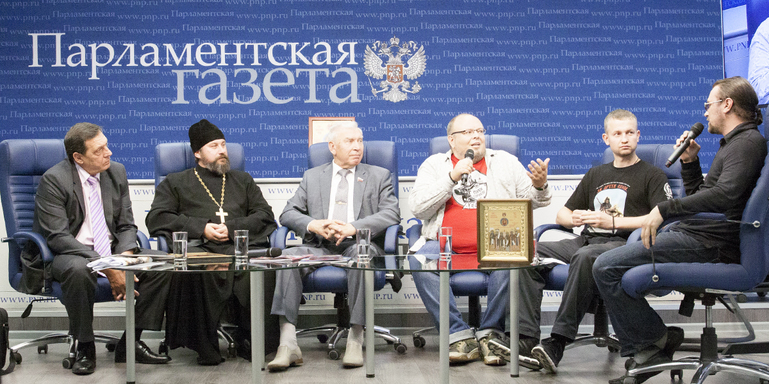 В ходе беседы речь шла о том, насколько актуален пример сегодня наследие преподобного Сергия Радонежского как охранителя и сберегателя русских традиций, вечно напоминающим о себе, о священном, непреходящем долге защиты Веры и Отечества, духовного служения