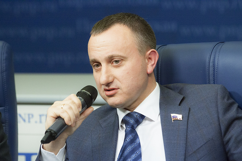 Член фракции ЛДПР, член Комитета Госдумы по бюджету и налогам Антон Ищенко