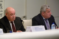 Спецпредставитель Президента РФ Михаил Швыдкой и петербургский вице-губернатор Василий Кичеджи слушают биолога Константина Скрябина