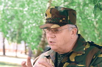 Председатель Комитета Государственной  Думы по обороне,  экс-командующий  Черноморским флотом России, адмирал Владимир  Комоедов: Если  бы здесь была вода,  я бы с удовольствием бы показал класс  вождения боевого  корабля  или  катера!