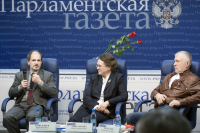 Заслуженный каллиграф России и дизайнер ценных бумаг Юрий Ковердяев, куратор выставки Галина Анисимова и известный карикатурист Владимир Мочалов