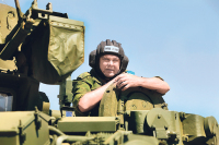 Заместитель председателя Комитета Государственной Думы по безопасности и противодействию коррупции Дмитрий Горовцов в  танке чувствовал себя  не менее уверенно, чем  на партийной  трибуне