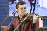 На приёме звучала и скрипка