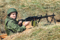 Член Комитета Совета Федерации по аграрно-продовольственной политике и природопользованию Владимир Плотников отлично разбирается не только в проблемах фермеров, но и в устройстве пулемёта Калашникова