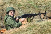 Член Комитета Совета Федерации по аграрно-продовольственной политике и природопользованию Владимир Плотников отлично разбирается не только в проблемах фермеров, но и в устройстве пулемёта Калашникова