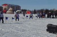 Гонки проходят на окраине нового спального района, построенного для переселенцев из ветхого и аварийного жиля