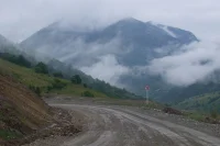 А в Южной Осетии - настоящий аттракцион: отсутствие асфальта и нескончаемый серпантин становятся серьезным испытанием для вестибулярного аппарата