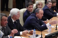 Губернатор Валерий Радаев представляет регион федеральным коллегам. Слева - глава Думы Саратовской области В.Капкаев