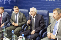 Участники дискуссии