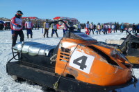 Гонщики стартуют пешими, и запрыгнув на снегоходы, заводят их