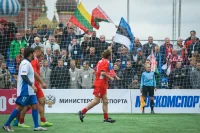 На трибунах взметнулись флаги - парламентарии 12 стран пришли поддержать своих коллег на поле.