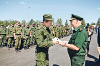 Член Комитета Совета Федерации по экономической  политике Алексей Майоров получил звёздочки капитана  запаса из рук первого заместителя министра обороны  РФ генерала армии Аркадия Бахина