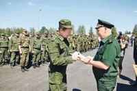 Член Комитета Совета Федерации по экономической политике Алексей Майоров получил звёздочки капитана запаса из рук первого заместителя министра обороны РФ генерала армии Аркадия Бахина