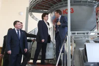 Начальник Центра подготовки космонавтов имени Юрия Гагарина Юрий Лончаков и заместитель председателя Комитета Госдумы по международным делам Валентина Терешкова рассказывают Председателю Госдумы Сергею Нарышкину о принципе работы корабля «Союз»