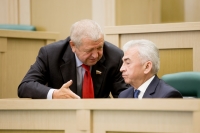 Итоги выступления Сергей Бебенин обсуждает с сенатором от соседнего региона, Карелии, Владимиром Фёдоровым