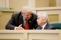 Итоги выступления Сергей Бебенин обсуждает с сенатором от соседнего региона, Карелии, Владимиром Фёдоровым
