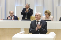 Вице-спикеры И.Умаханов, А.Торшин и глава Заксобрания Карелии В.Семёнов аплодируют достижениям региона