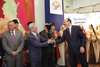 Он подарил вазу Ивану Мельникову, заместителю председателя Госдумы