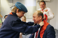 Пионер повязывает галстук депутату Валерию Рашкину