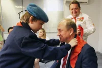 Пионер повязывает галстук депутату Валерию Рашкину