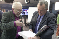 Художник Александр Волков и сенатор Олег Пантелеев