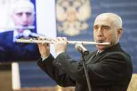 Выступление флейтиста на приёме