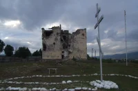 Казарма российских миротворцев в Цхинвале приняла на себя один из первых ударов с грузинской стороны. Батальон продержался трое суток до прибытия подкрепления в плотном кольце противника. 10 миротворцев погибли, двое пропали без вести