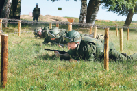Сенаторы Сергей Батин,  Николай Власенко  и Сергей Мамедов преодолевают  полосу препятствий