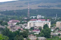 С точки, откуда ведется съемка, в августе 2008 года грузинские военные обстреливали Цхинвал из реактивных установок залпового огня