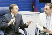 Николай Бурляев и ведущий встречи Никита Вятчанин